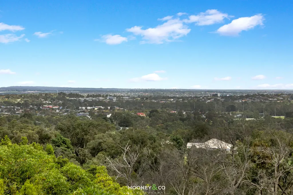 Beaconsfield 4房 1.15亩珍稀地块 壮丽无遮挡景观 双层生活空间 灵活下叠区域 太阳能已安装 Renovate, Rebuild, or Reimagine - The Choice is Yours