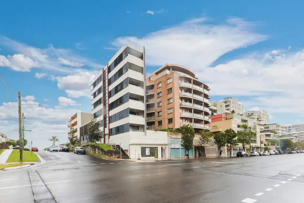Modern one bedroom apartment with spacious courtyard and a balcony!
