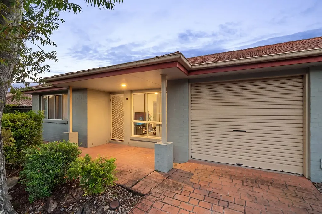 Eight Mile Plains 3房 Eight Mile Plains 中心地带的宽敞易打理生活 Spacious Low-Maintenance Living in the Heart of Eight Mile Plains