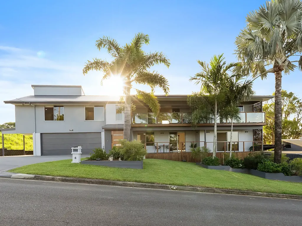 Banora Point 5房  Elegant Coastal Family Home with Dual Living and Breathtaking Views
