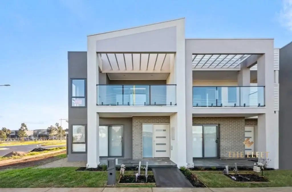 Stylish 3-Bedroom Townhouse with Open Plan Living and Balcony