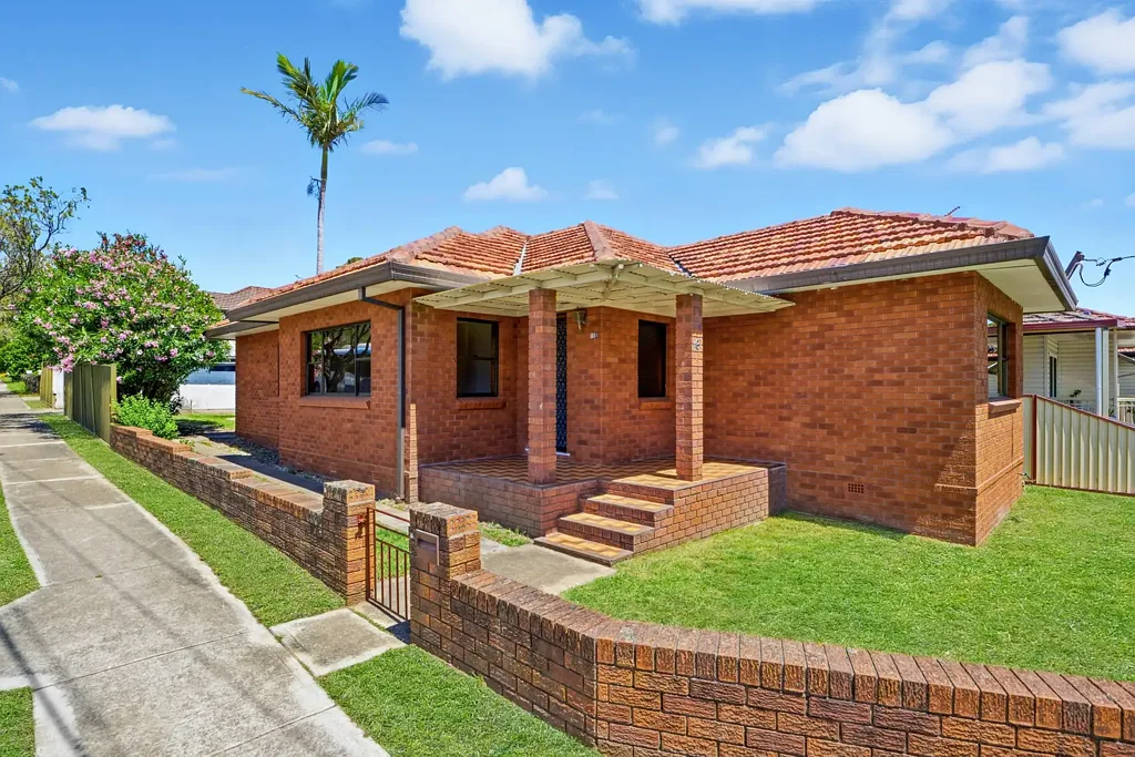 Sefton 3બેડરૂમ SOLID BRICK HOME IN FAMILY-FRIENDLY LOCATION