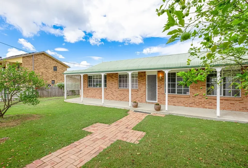 HOME IN QUIET BRANXTON LOCATION!