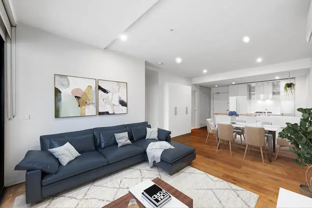 Pascoe Vale South 2房 精品开发项目 邻近商店交通 Citylink 82平米现代公寓 开放式设计 自然采光 充足衣柜 主卧套房 豪华装修 智能温控 地下车位 社区维护好 Spacious Apartment with Instant Appeal