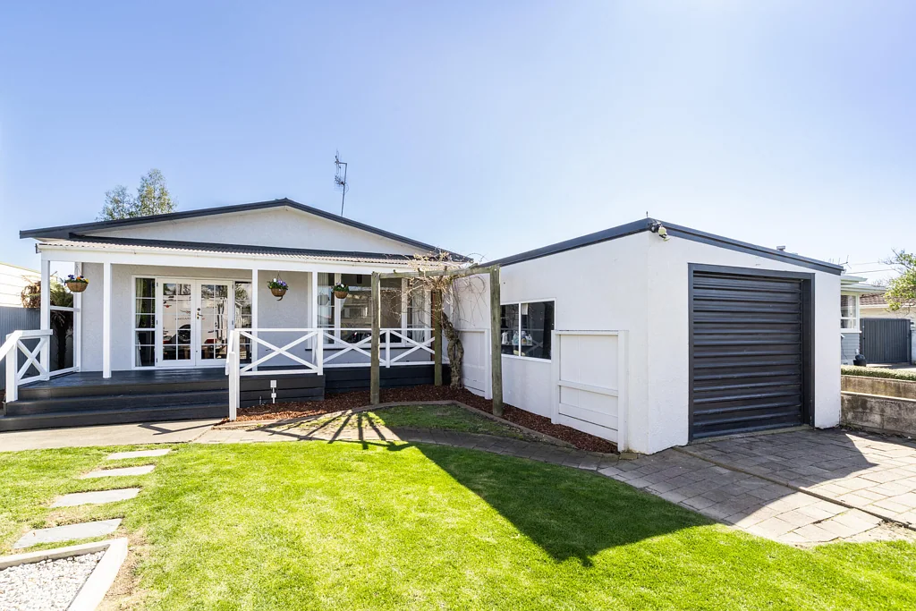Frimley 4कमरा Four beds in Frimley and so much more