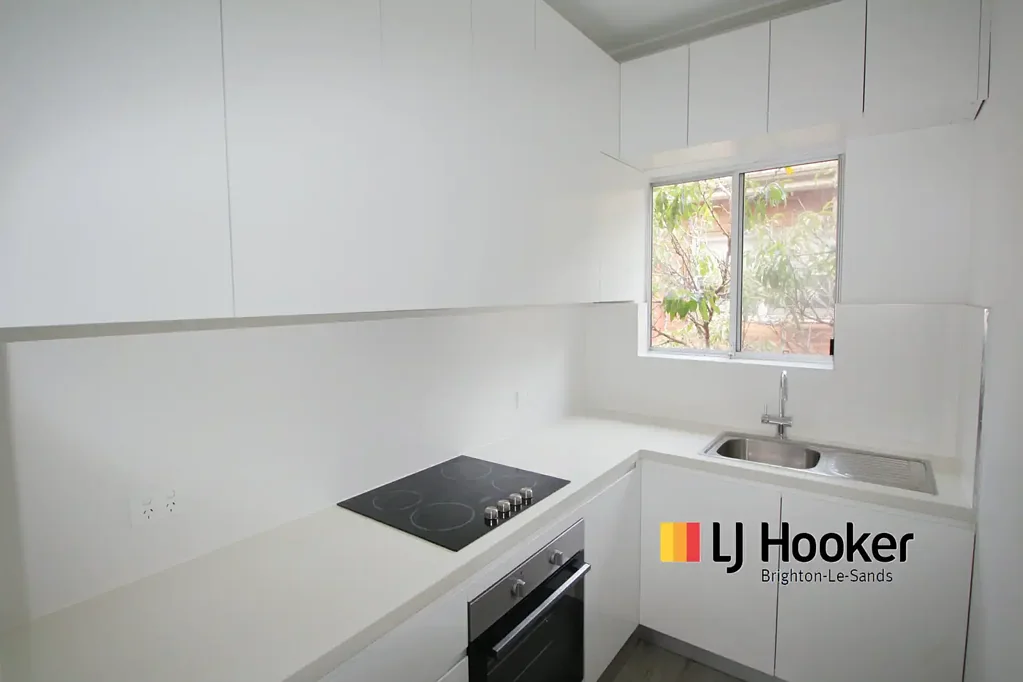 BRIGHT & AIRY - PARTLY FURNISHED 2 BEDROOM + 2 PARKING APART