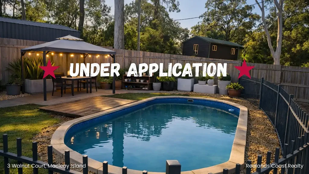 Private Oasis, fully fenced, stroll to the water's edge