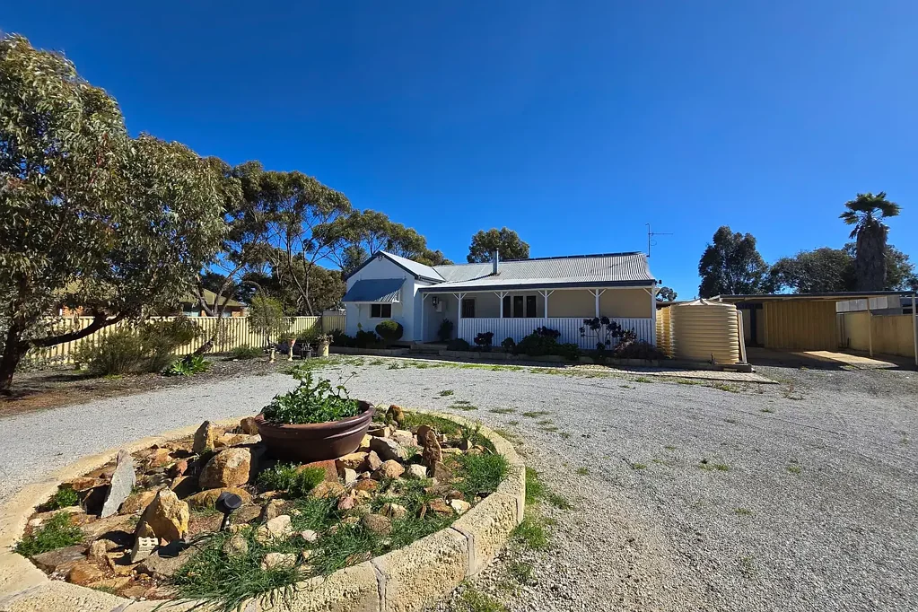 Katanning 3 Bedroom Charming Cottage Opposite Family-Friendly Playground – Walk to Town or Park