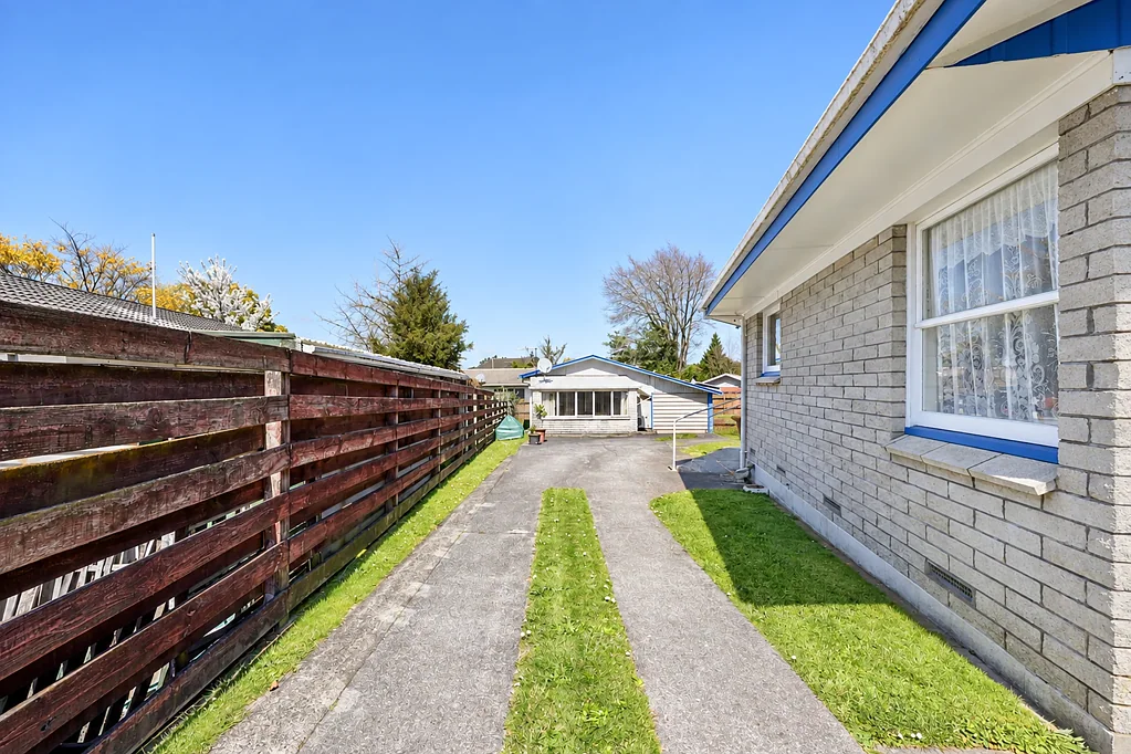 Pukehangi 4कमरा House for Family + Cottage for Income Potential!