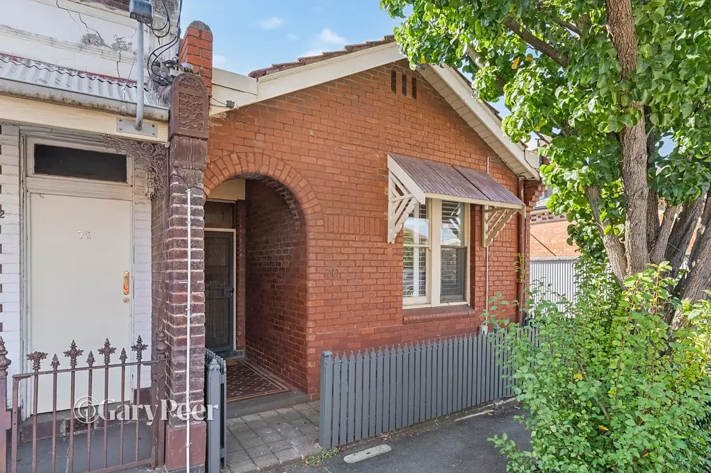 Carlton North 2房 维多利亚风格别墅 东向采光充足 原始装饰精美 小巷拐角位置 城市景观壮丽 步行便利设施 A proud Victorian gem with exciting potential
