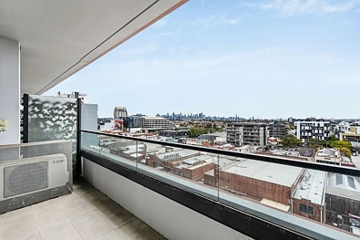 Moonee Ponds 1房 Mason Square精装公寓 9楼CBD美景 一居室宽敞采光 石材厨房 岛台电器 私人阳台 储物学习区 电梯地下车位 度假村设施 中心地段便利 Stylish Inner-City Living with Breathtaking Views