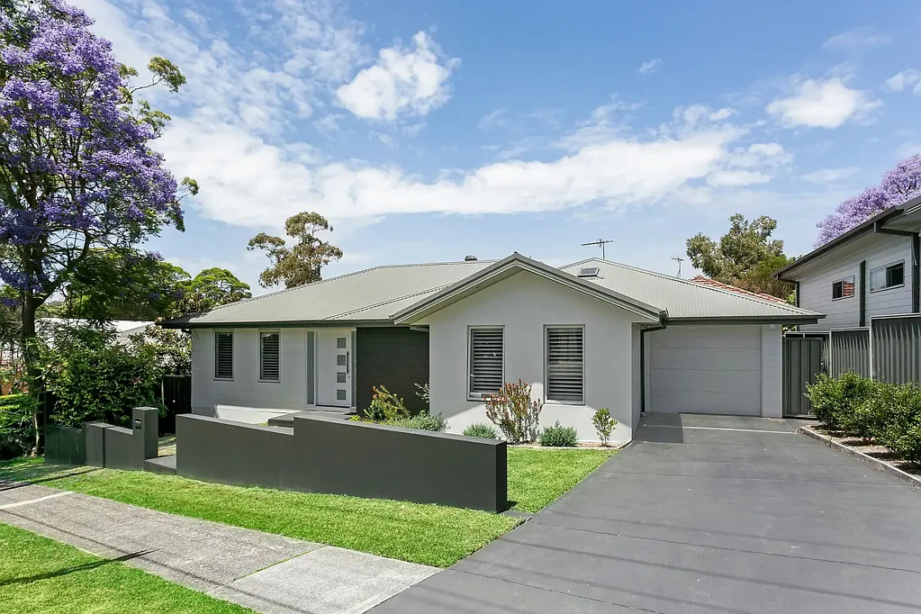 Engadine 4房 翻新地毯设施 朝北开放式客厅 私密阳光露台 石台面厨房 独立主卧套间浴 步行至面包店咖啡店 Stylish family home promises modern ease of living