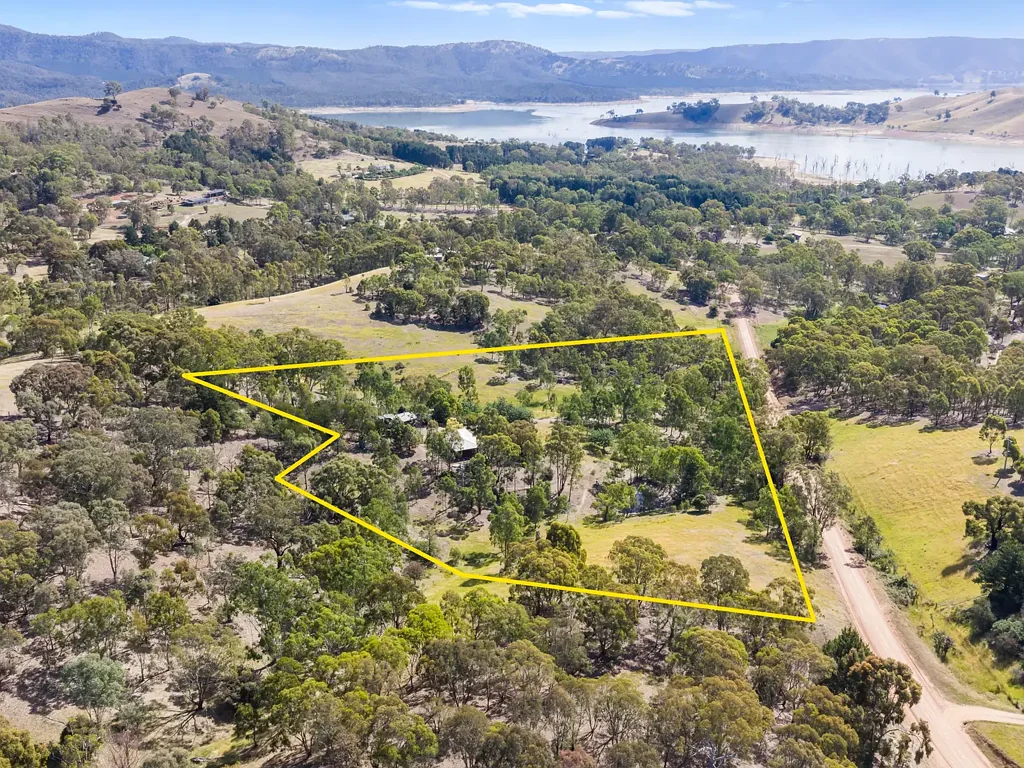 Mansfield 2બેડરૂમ Warm, Character-Filled Red Cedar Home on 13 Acres With Access to Lake Eildon