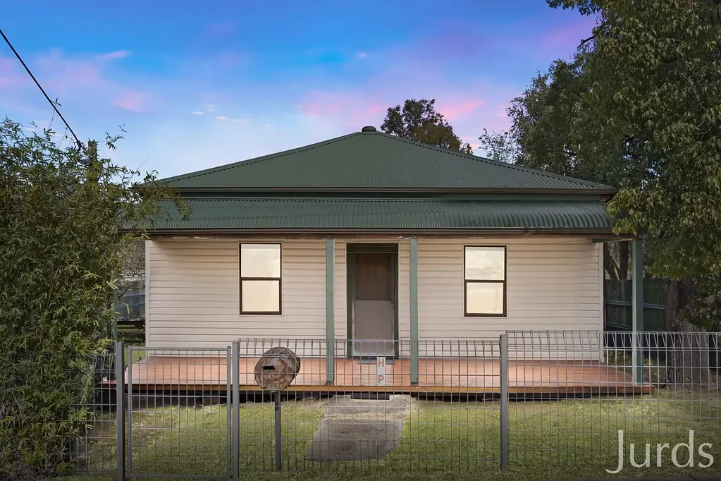Neath 3Kwarto Move-In Ready Home on 878m2 Corner Block!