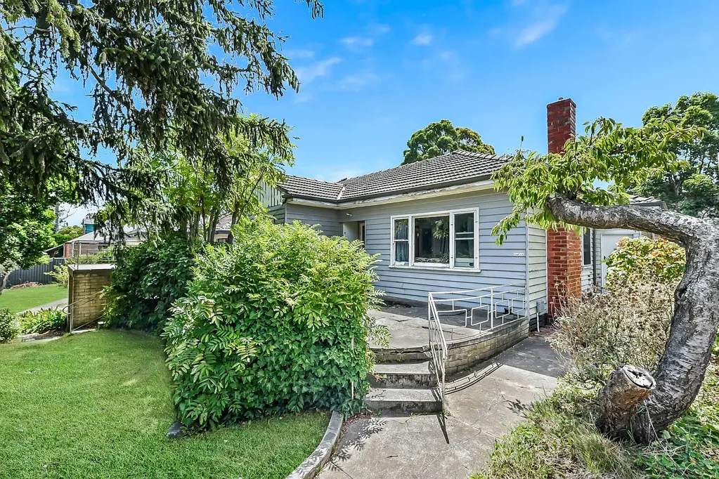 Blackburn North 4房 宽敞土地，朝北后院，无限潜力 Generous Land, North-Facing Backyard & Endless Potential