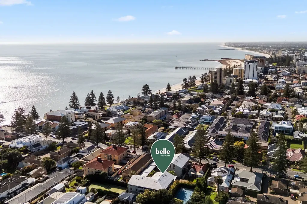 Glenelg South 3બેડરૂમ Highly Convenient 3-Bedroom Ground Floor Unit | A Lock-Up-and-Leave Lifestyle in Glenelg South