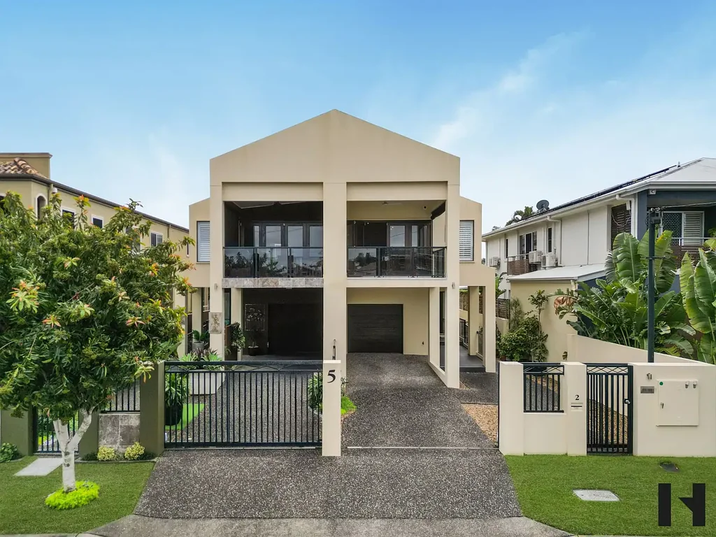 Paradise Point 3ਬੈੱਡਰੂਮ Grannyflat style downstairs, High end living upstairs. Beach across the road!