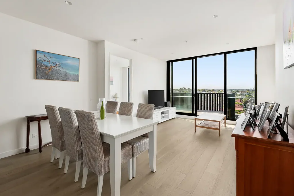 Moonee Ponds 2房 Mim设计 精致厨房 Miele电器 朝北视野 开放空间 私密阳台 主卧套内 屋顶泳池 健康设施 独享花园 Spacious Modern Apartment in a Fantastic Location
