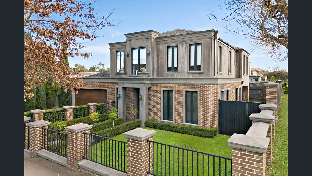 Beautifully Appointed Town-Residence