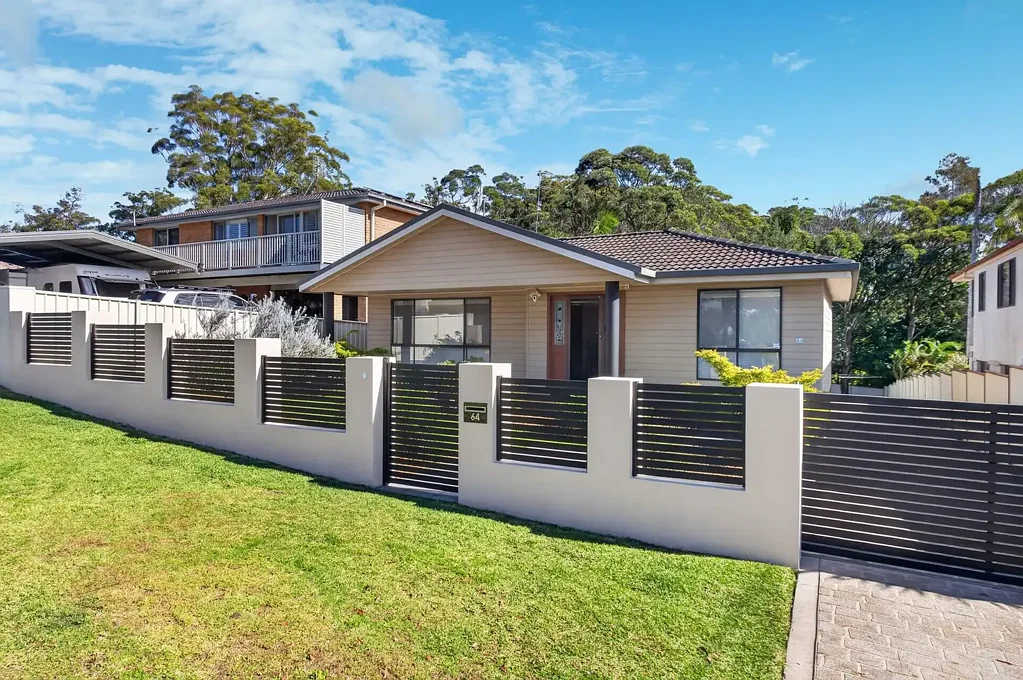 Berkeley Vale 4ห้องนอน Massive 815m2 Lot With Side Access - Spacious, Modern Family Home With Lakeview