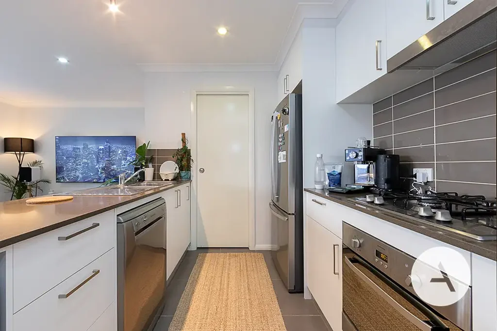 Modern 3-Bedroom Townhouse with Double Garage in Casey