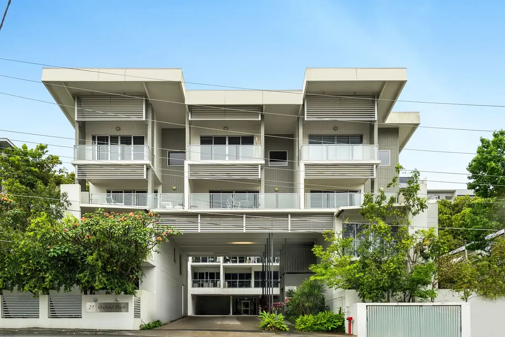 Kelvin Grove 1房 QUT核心地带 1卧公寓 燃气灶Bosch洗碗机 阳台瞰公园 公共泳池烧烤 朝向好 自然光线 充足车位 Stylish Urban Living in the Heart of Kelvin Grove's University Precinct