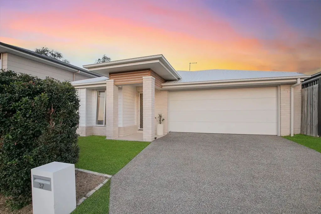 Griffin 4બેડરૂમ Beautifully Presented Family Home with Multiple Living Areas & Superb Outdoor Entertaining!