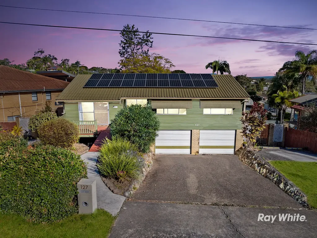 Springwood 3ਬੈੱਡਰੂਮ Dual Living Across 2 Levels, Self Contained Studio Downstairs | Multiple Entertaining Areas | Distant Mountain Views