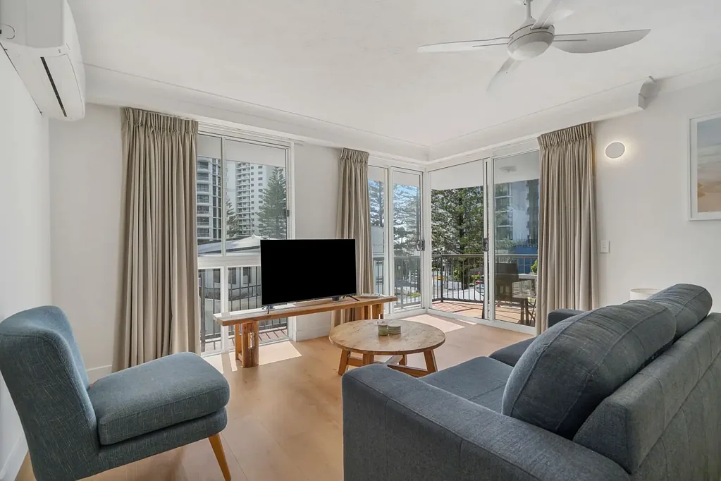 Broadbeach 1Moenga BRIGHT BEACHSIDE APARTMENT