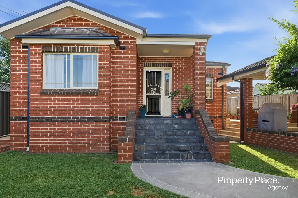 Padstow 6Zimmer WOW - 2 Family Homes on 1 Title & Land Over 650m2 with 19.5m Frontage