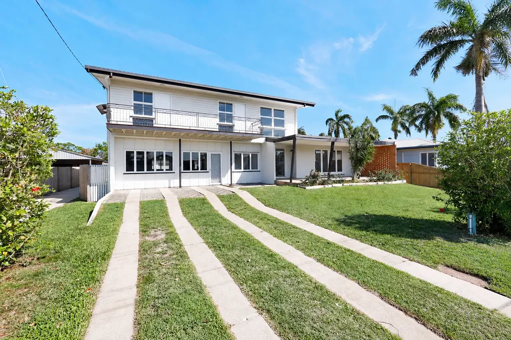 West Mackay 5Kwarto Substantial Family Home, Generous 903sqm Block & Endless Potential!