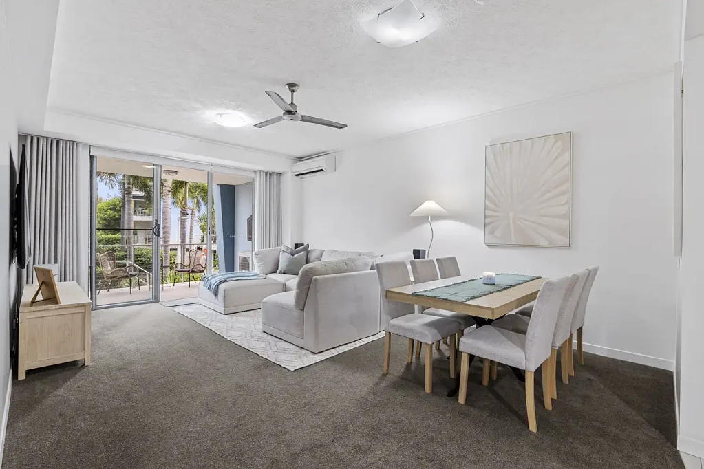 Hope Island 2બેડરૂમ Rare Renovated Garden Apartment with Exceptional Outdoor Living -feels more like a house than an apartment - Approx 186m2