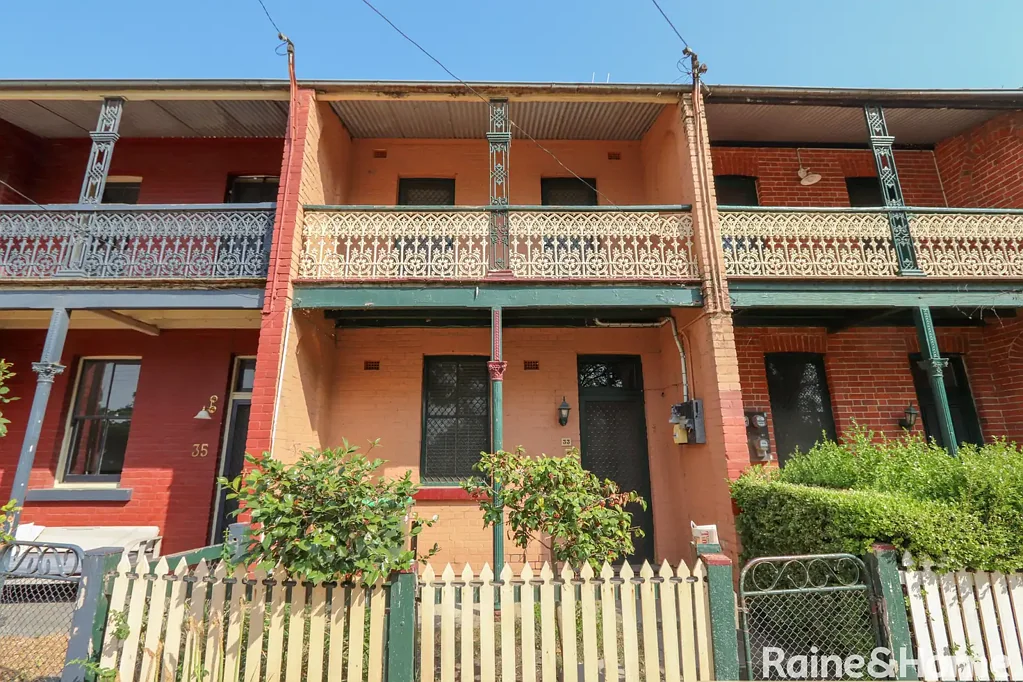 CLOSE TO TOWN- 3 bedroom Terrace.  Available 3.7.2026