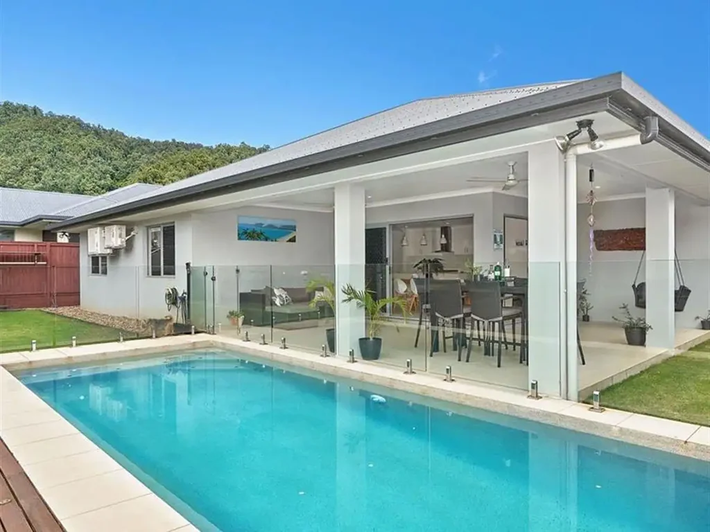 Stunning 5-Bed Family Home with Pool