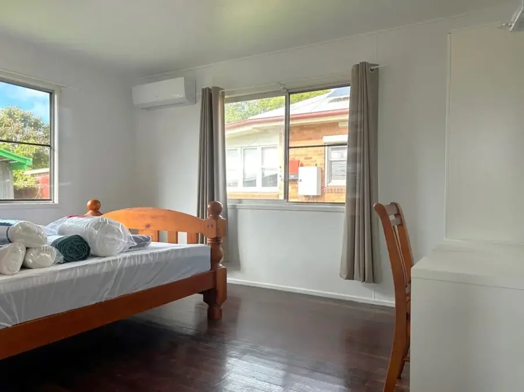 Extra-Large Furnished Room in Convenient Newtown Location
