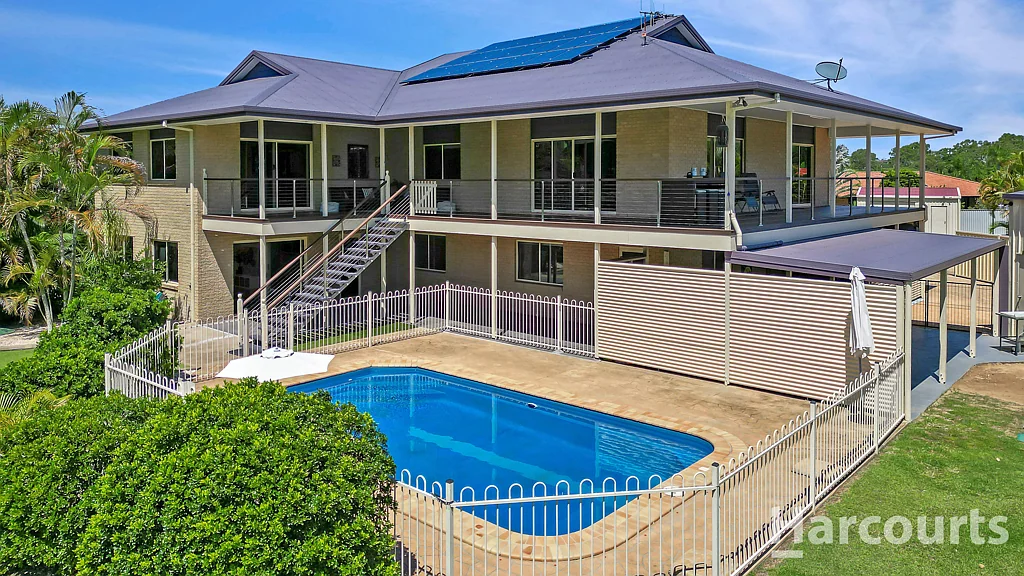 Dundowran Beach 8ห้องนอน MASSIVE 8 BED 4 BATH HOME - BEACHFRONT - SHED - POOL!
