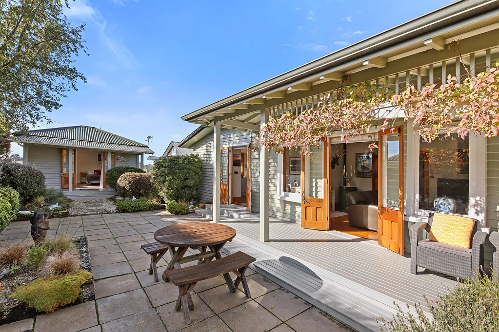 Oxford 4房  Stunning Character Home with Exceptional Garaging
