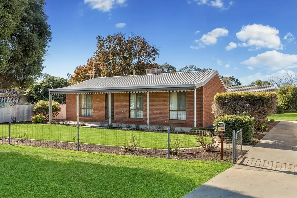 NEAT AND TIDY HOME FOR 6 MONTH LEASE