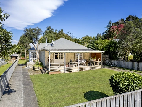 Pahiatua 3房  Home with Good Space and an Awesome Deck!!