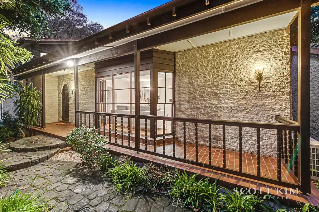 Mount Waverley 5房 MWSC 学区内宽敞的家庭住宅，设有多个起居区 Spacious Family Home with Multiple Living Areas in the MWSC Zone