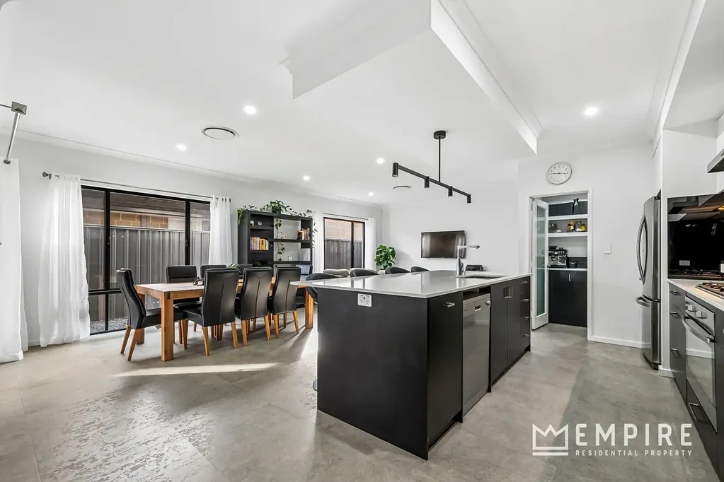 Lake Coogee 4房  Spacious Family Home by The Coast