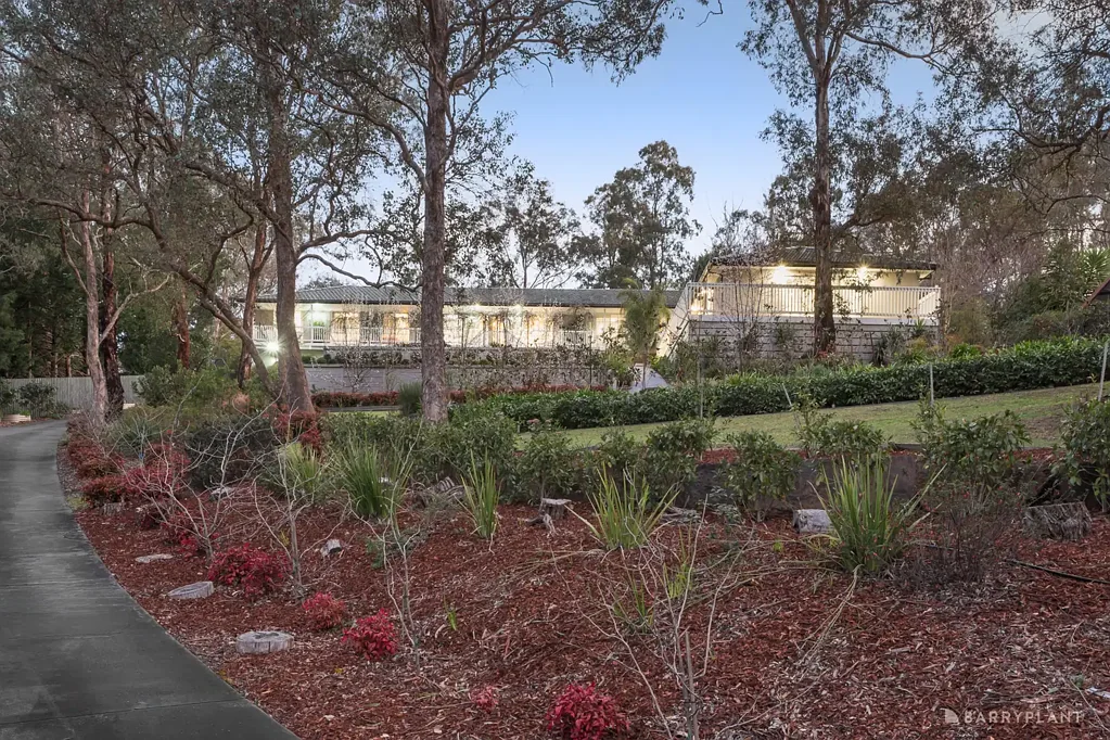 Warrandyte 6房 Warrandyte核心位置 六卧大宅 私密亩地 多代同堂空间 优越功能性 The ultimate work-life balance among the elite of Warrandyte.