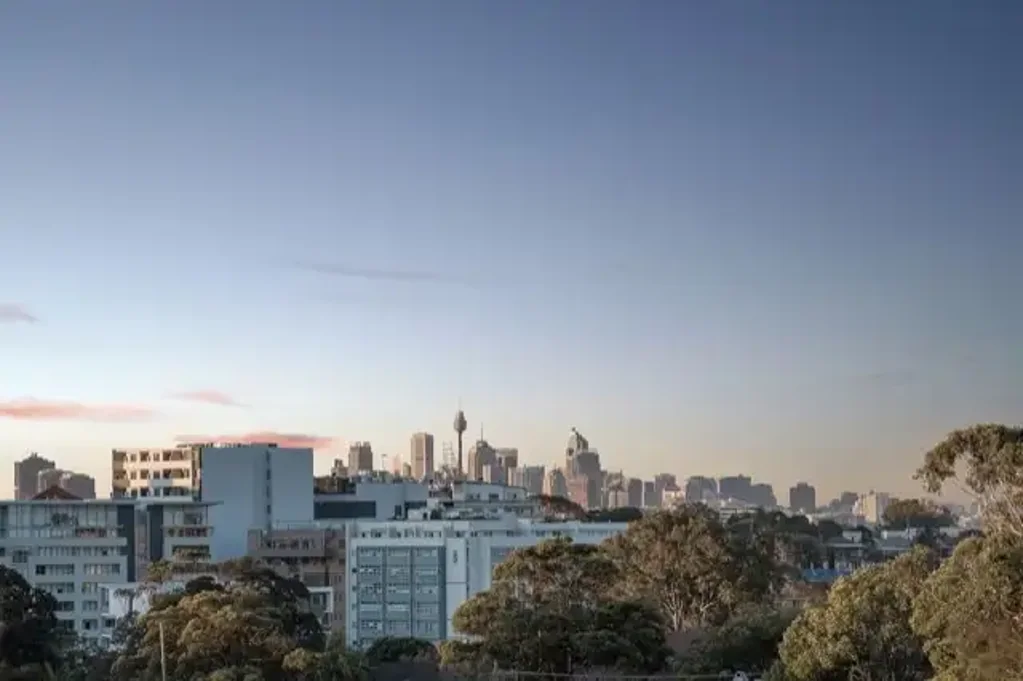Kogarah 2房 Kogarah站正对面 111平米宽敞公寓 朝东阳光充沛 两卧带套间浴 安全地下停车 私人阳台露台 低物业费高价值 Spacious Townhouse-Style Living in Prime Kogarah Location