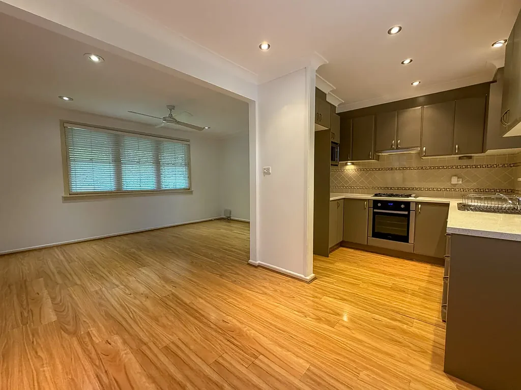 Low maintance living in prime Kingswood location