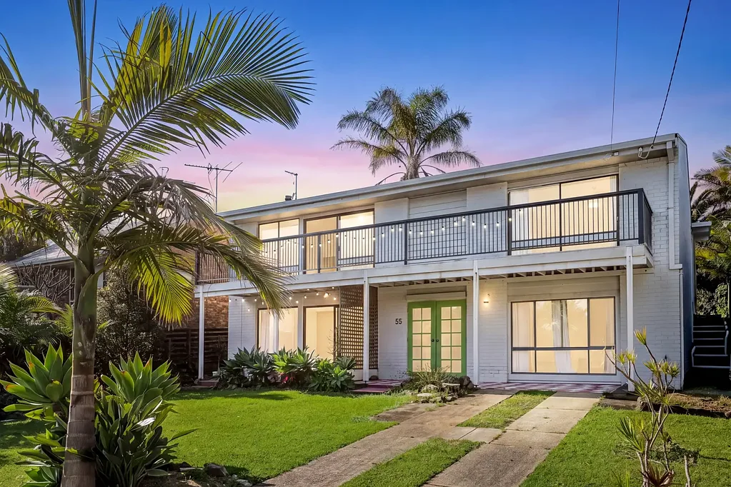 Emerald Beach 5房  Coastal Retreat with Modern Charm in Emerald Beach
