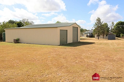 Mundubbera 3 Slaapkamer HUGE SHED, HUGE LAND ALLOTMENT & A PLACE TO CALL HOME ......