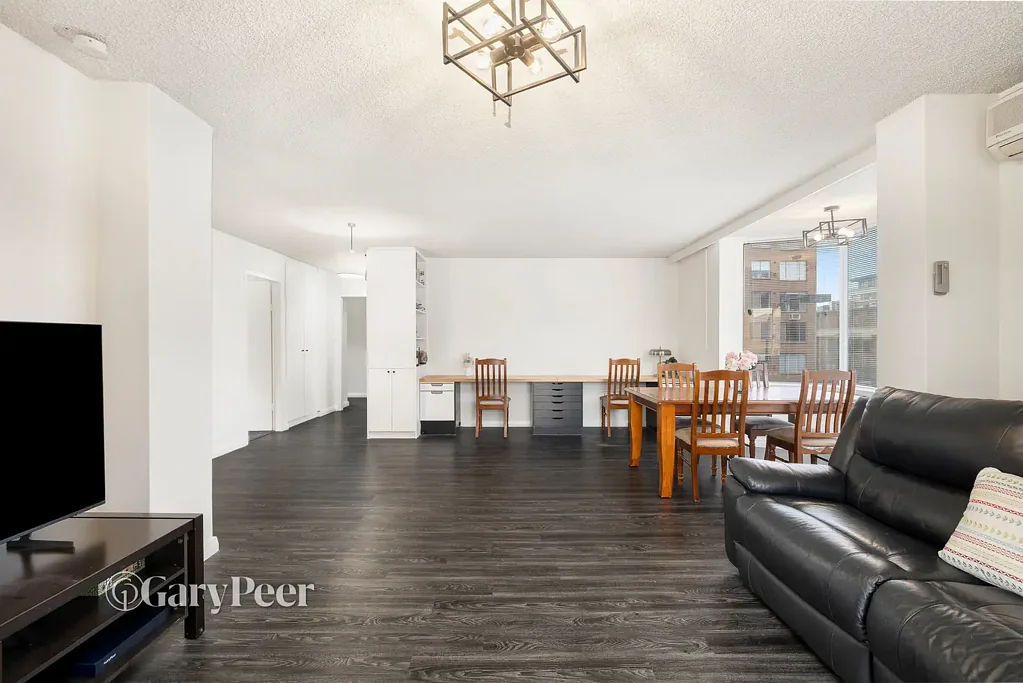 Toorak 3房 Toorak Village近邻 私密后座公寓 三卧宽敞 西向凸窗 Westinghouse厨电 游泳池景致 窗户环绕 停车位储物 Sunlit, spacious & spectacularly situated