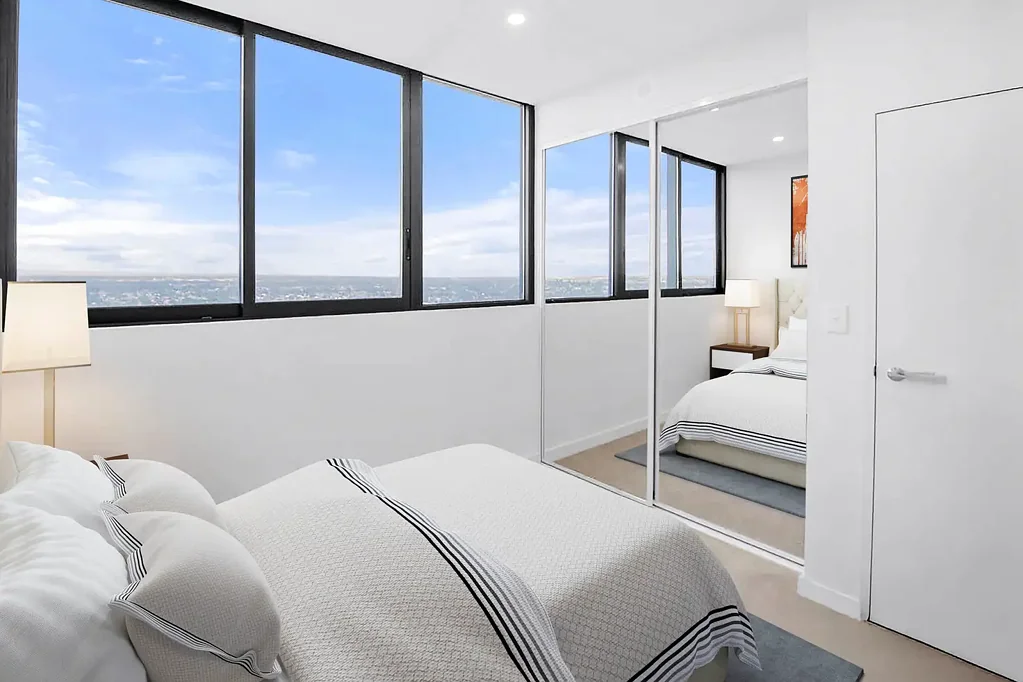 Blacktown 2房 24楼Altitude Tower顶层公寓，蓝山至市区景致；宽敞起居区，独立休息室；阳台迷人全景；现代厨房，燃气灶石台面；内部洗衣房，中央空调；地下停车库，屋顶烧烤区；靠近交通购物中心。 Perfect for Investors - Modern Sky-High Living with Strong Rental Return