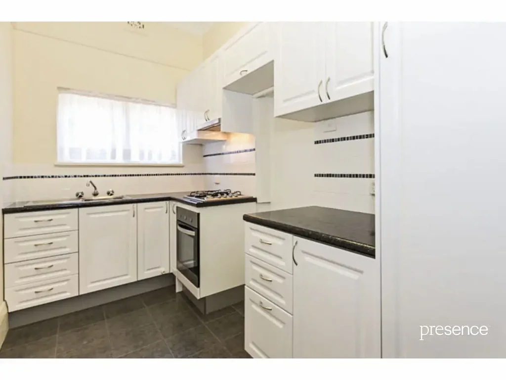 EASY COOKS HILL LIVING CLOSE TO CAFÉS, BEACHES AND THE CBD