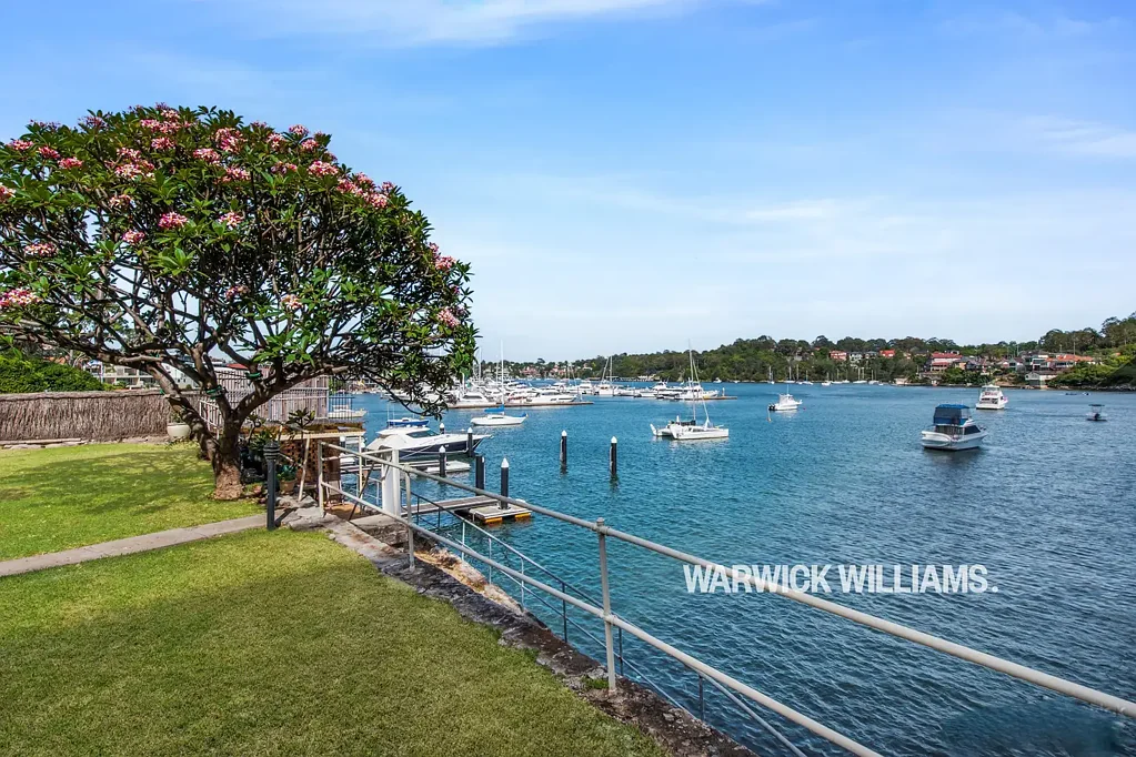 "YARRAMUNDI" WATERFRONT TOWNHOUSE - PANORAMIC WATER VIEWS